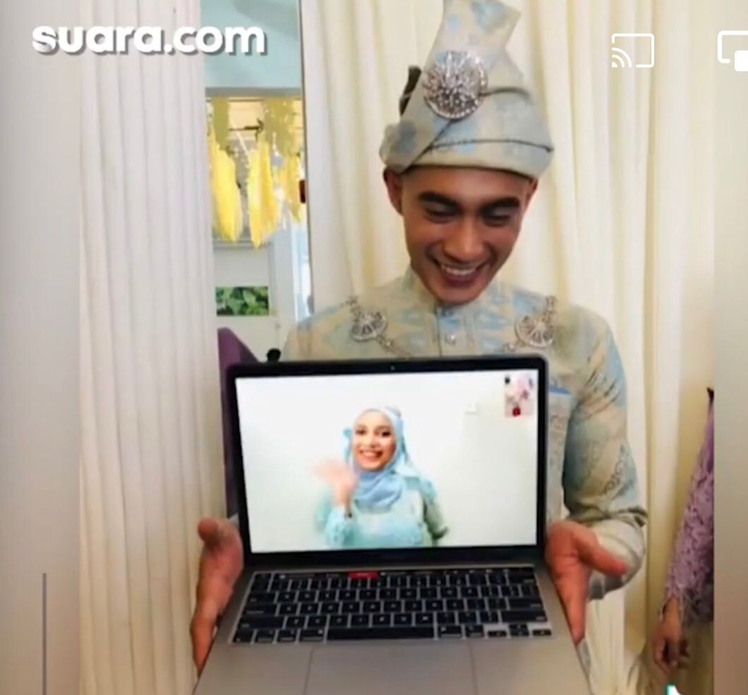 Sedih, Pengantin Pria Ini Terpaksa Bersanding dengan Laptop di Pesta Perkawinannya
