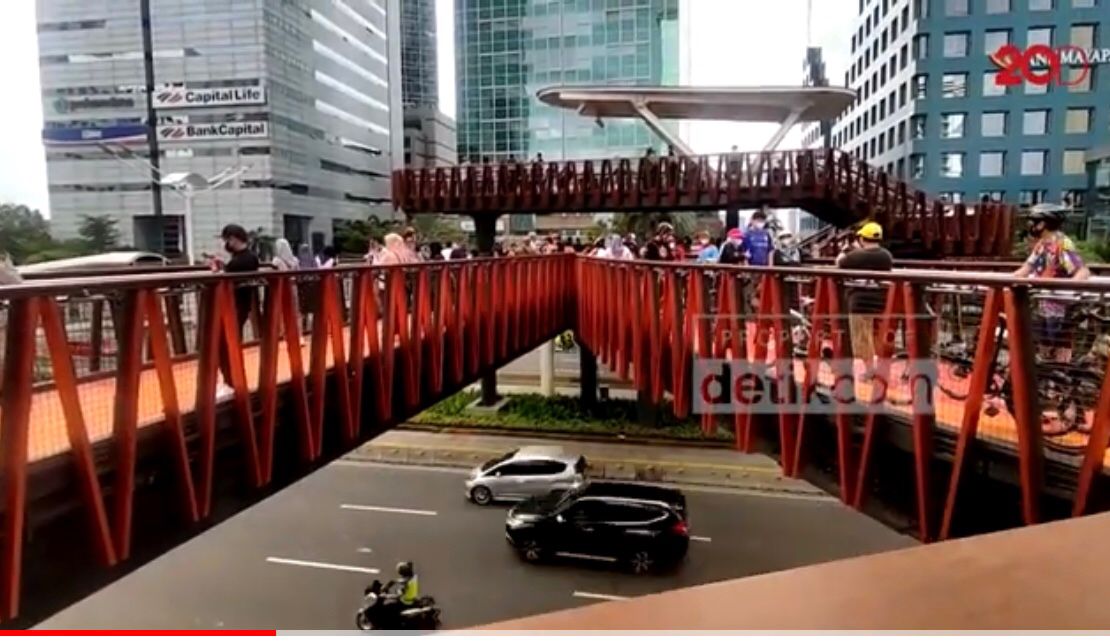 Fotogenic, JPO Pinisi Jakarta Diserbu Warga, Nama Nakes Korban Covid Dihadirkan Disana