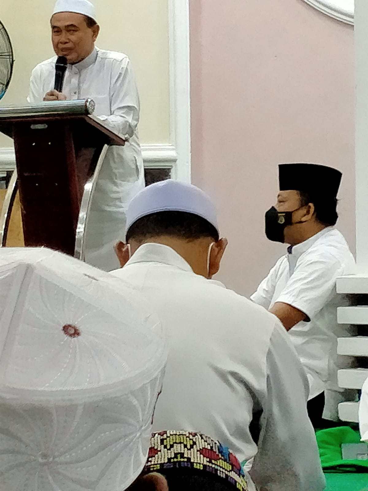 Kajati Kalsel Imami Sholat Magrib dan Hajat di Masjid Darul Azhar Nurassalam