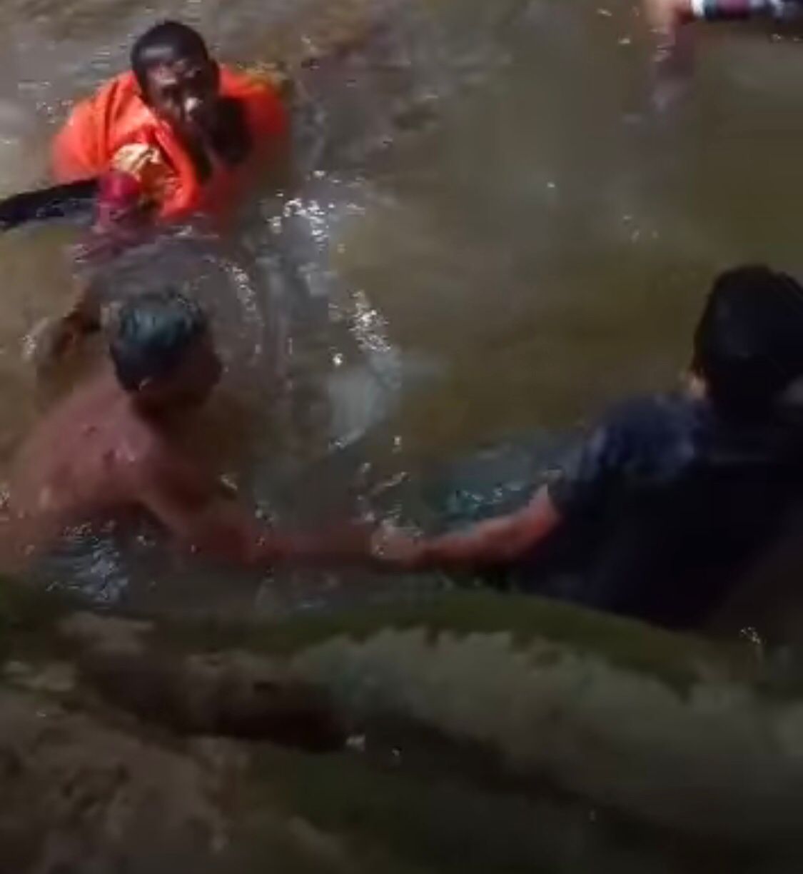 Takbir dan Tahmid Iringi Pengangkatan Jenazah Bocah Alwi dari Sungai di Balangan