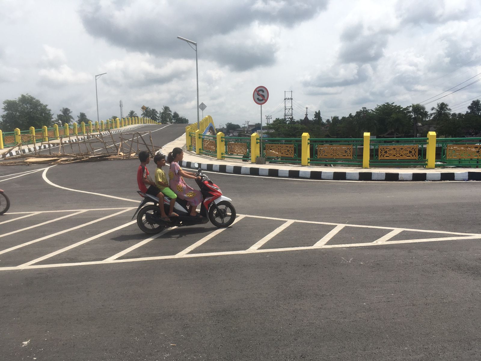 Jembatan Kuin ‘Hijau-Kuning’ Finishing, Warga pun Terobos Penghalang Masuk