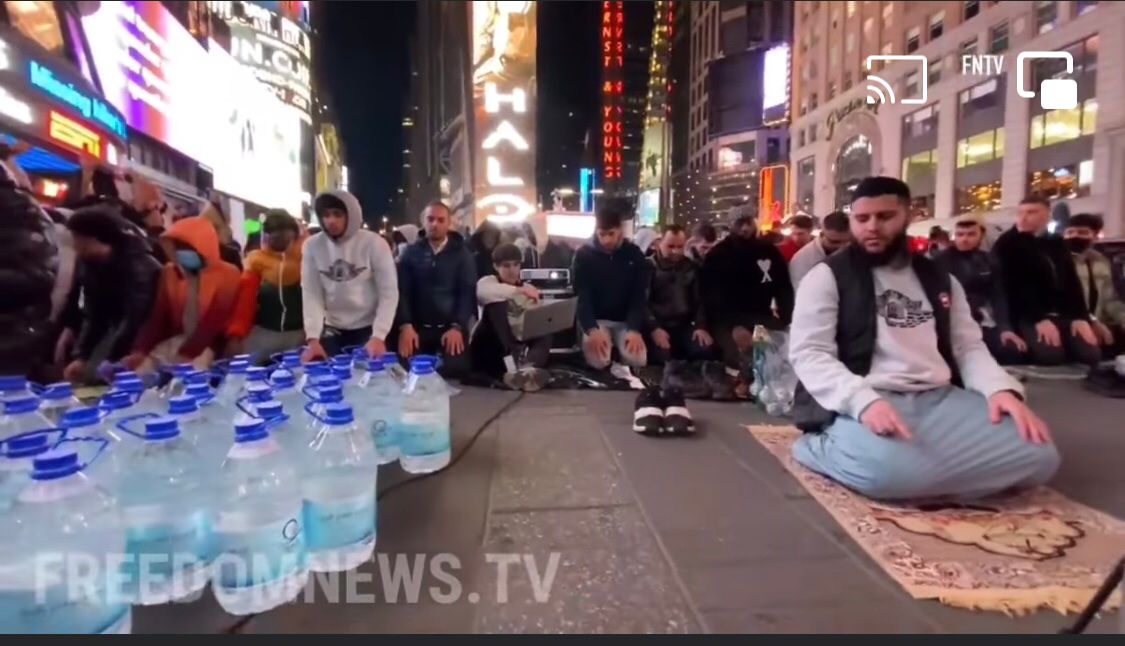 Dunia Terjejut, Sholat Tarawih di Time Square New York Diantara Billboard Raksasa