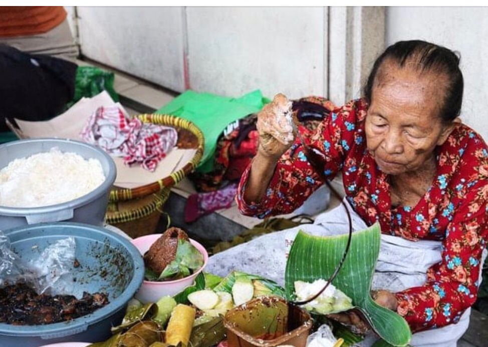 Mbah Satinem, Lupis dan Cenil-nya, ‘Pusaka’ Baru di Dunia Kuliner Sejagad