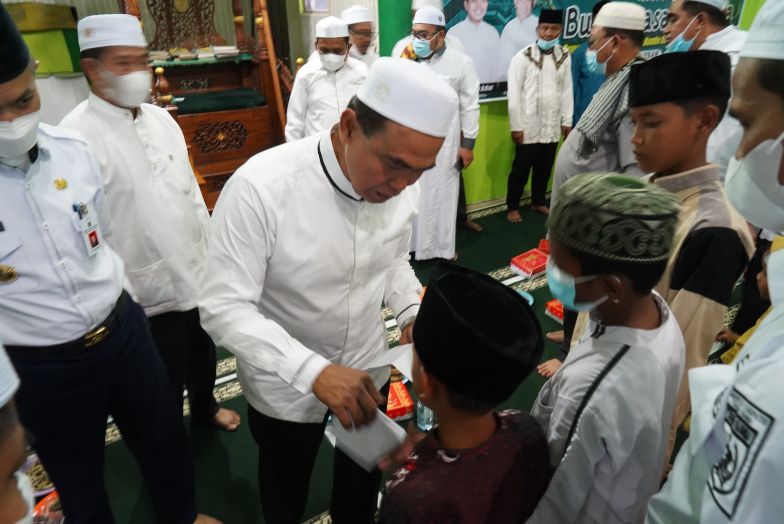Silaturahmi di Dua Desa Karang Bintang, Zairullah Kembali Santuni Anak Yatim