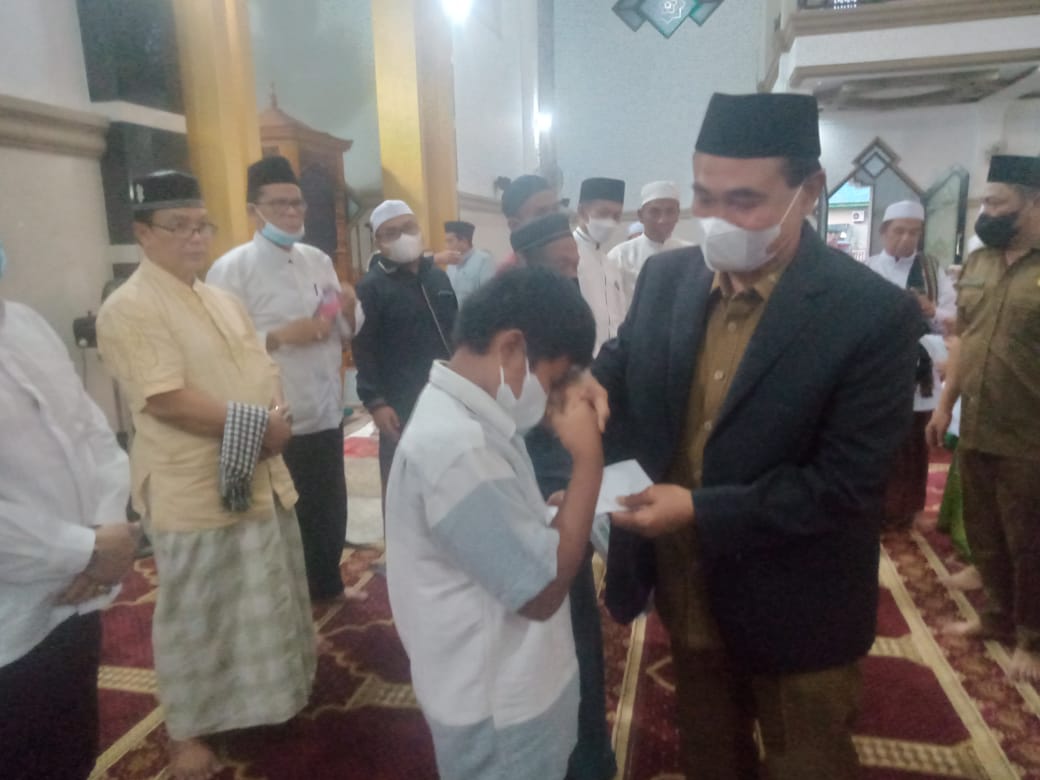 Zairullah Berikan Santunan Orang Tua Jompo dan Anak Yatim