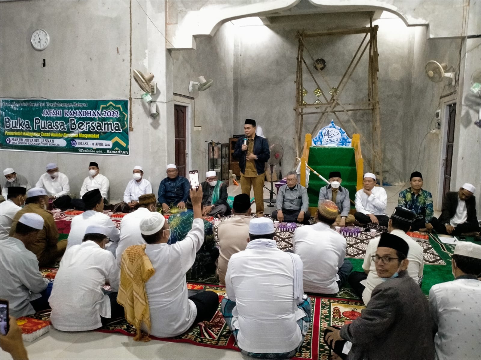 Tidak Sempat Ganti Baju, Zairullah Bertemu Warga Teluk Kepayang