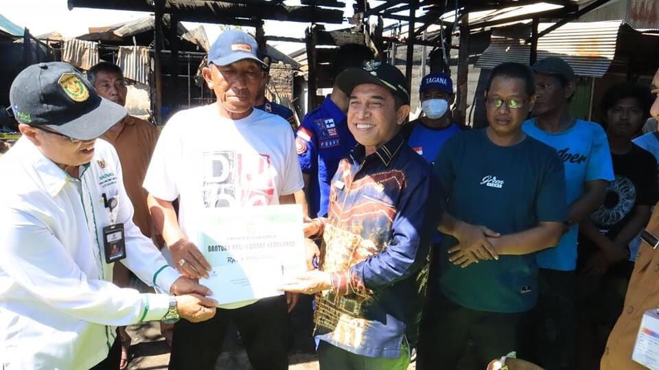 Wawali Banjarmasin Serahkan Bantuan untuk Korban Kebakaran di Pemurus Baru