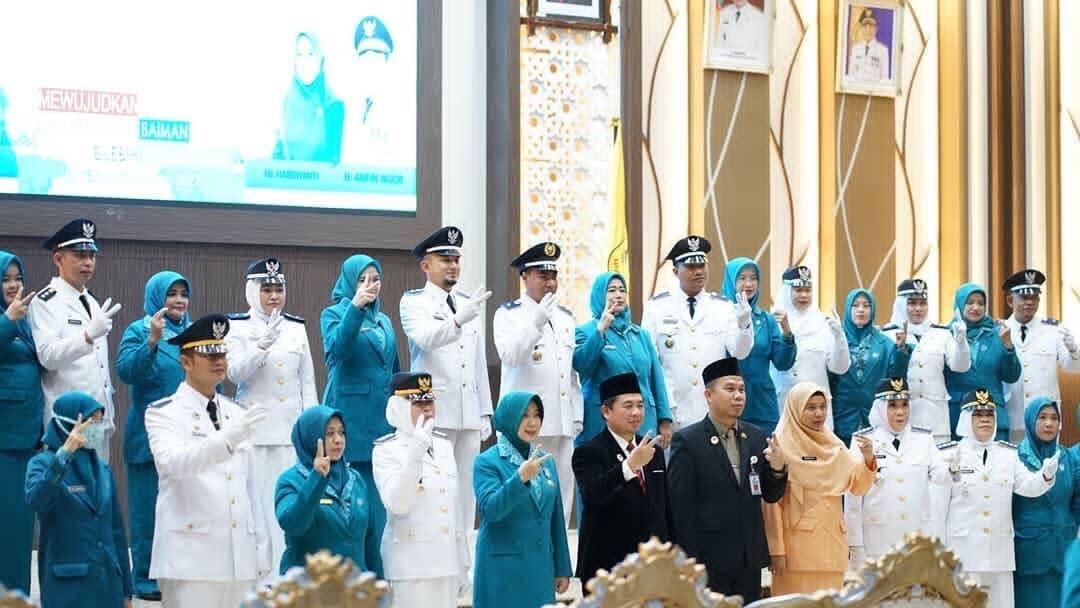 Tiga di Antaranya Perempuan, Empat Camat Banjarmasin Disematkan Atribut Jabatannya oleh Walikota