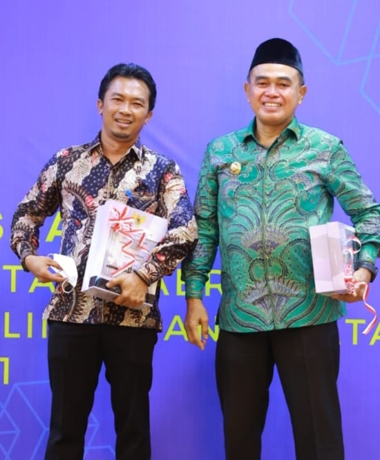 Wakil Ketua DPRD Tanah Bumbu Said Ismail Dampingi Zairullah Azhar Terima WTP