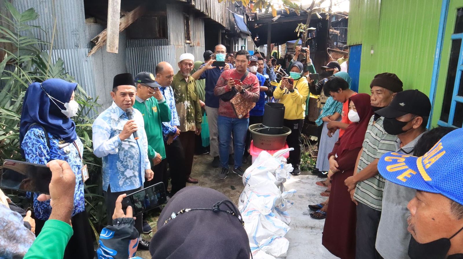 Terima Bantuan, 6 KK Korban Kebakaran di Pengambangan