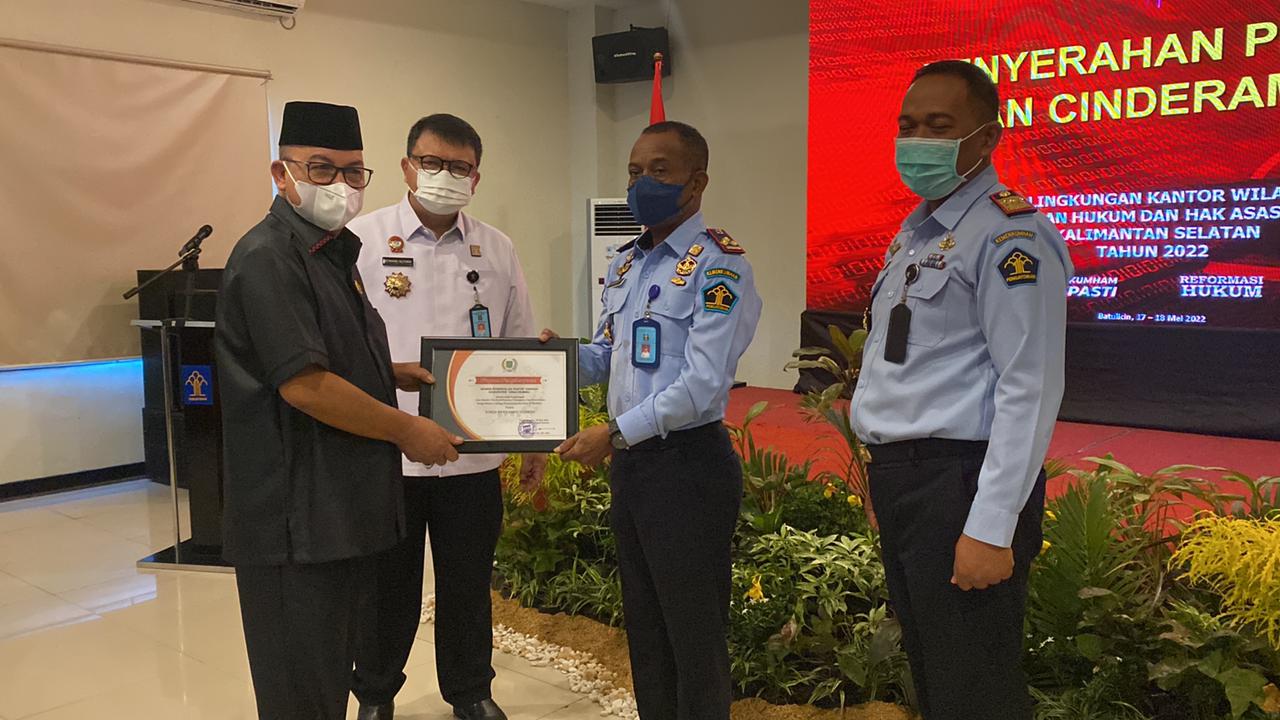 Ketua DPRD Tanbu Beri Penghargaan Kepada Kakanwil Kemenkum Ham Kalsel dan Plt Kalapas Kelas III Batulicin