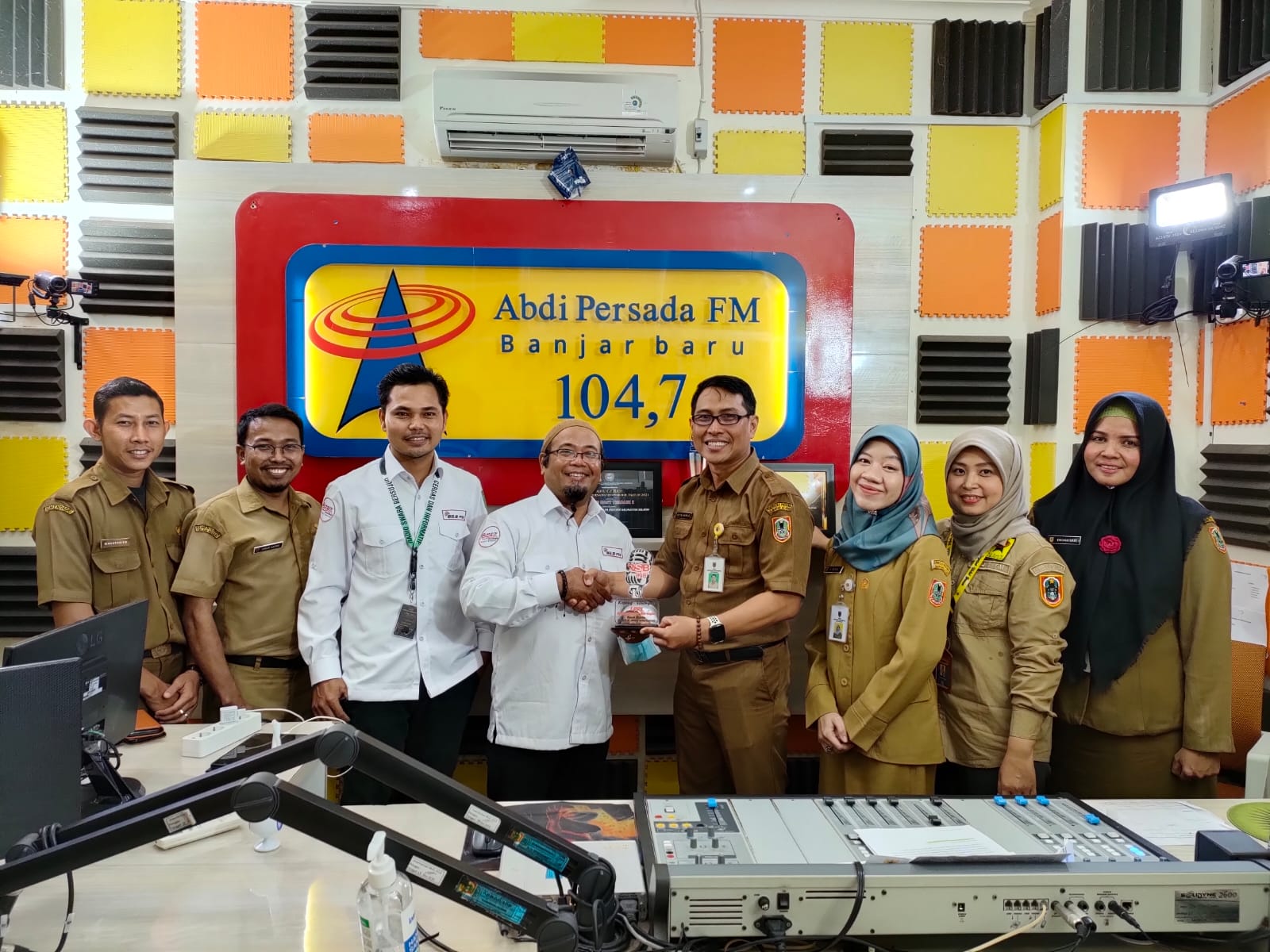 Berkunjungn ke Abdi Persada FM, Rini : Harus Merasa Memiliki