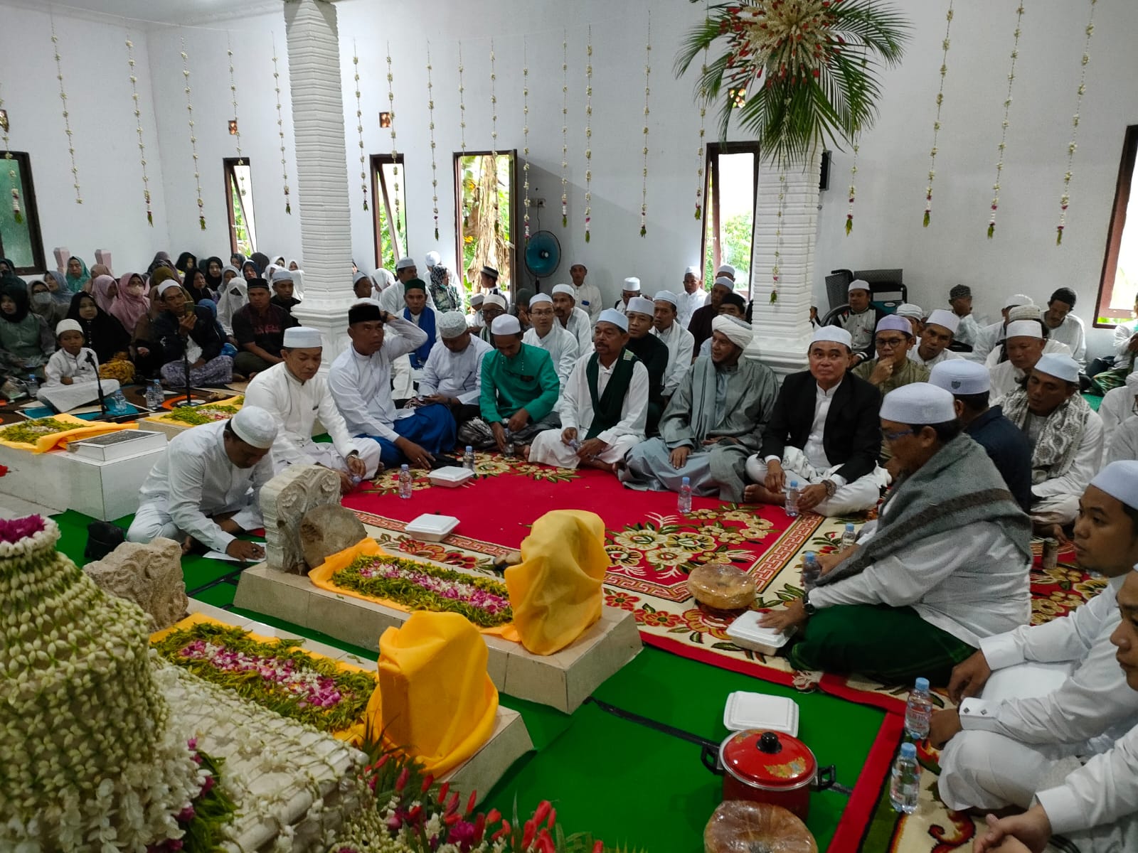 Bupati Tanah Bumbu dan Rombongan, Berhujan-hujan Hadiri Haul Habib Mancung