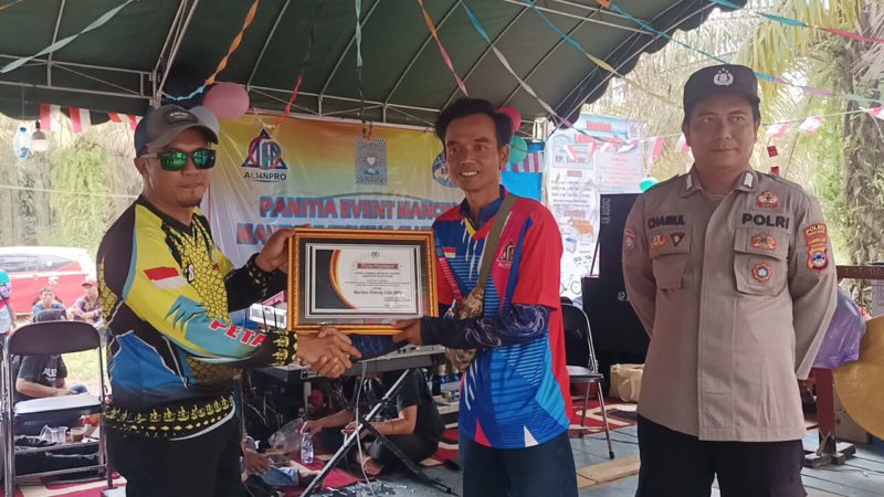 Said Ismail Berikan Penghargaan kepada MFC dan Bhabinkamtibmas Tri Martani