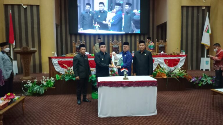 Bupati Sampaikan Gerakan Program 1 Desa 1 Mesjid di paripurna DPRD.