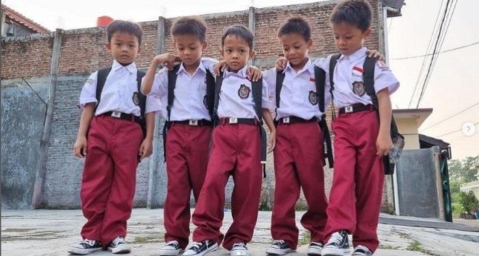 Ibu Paling Repot Sejagad? Si Kembar ‘Pandawa Lima’ nya Mulai Sekolah SD