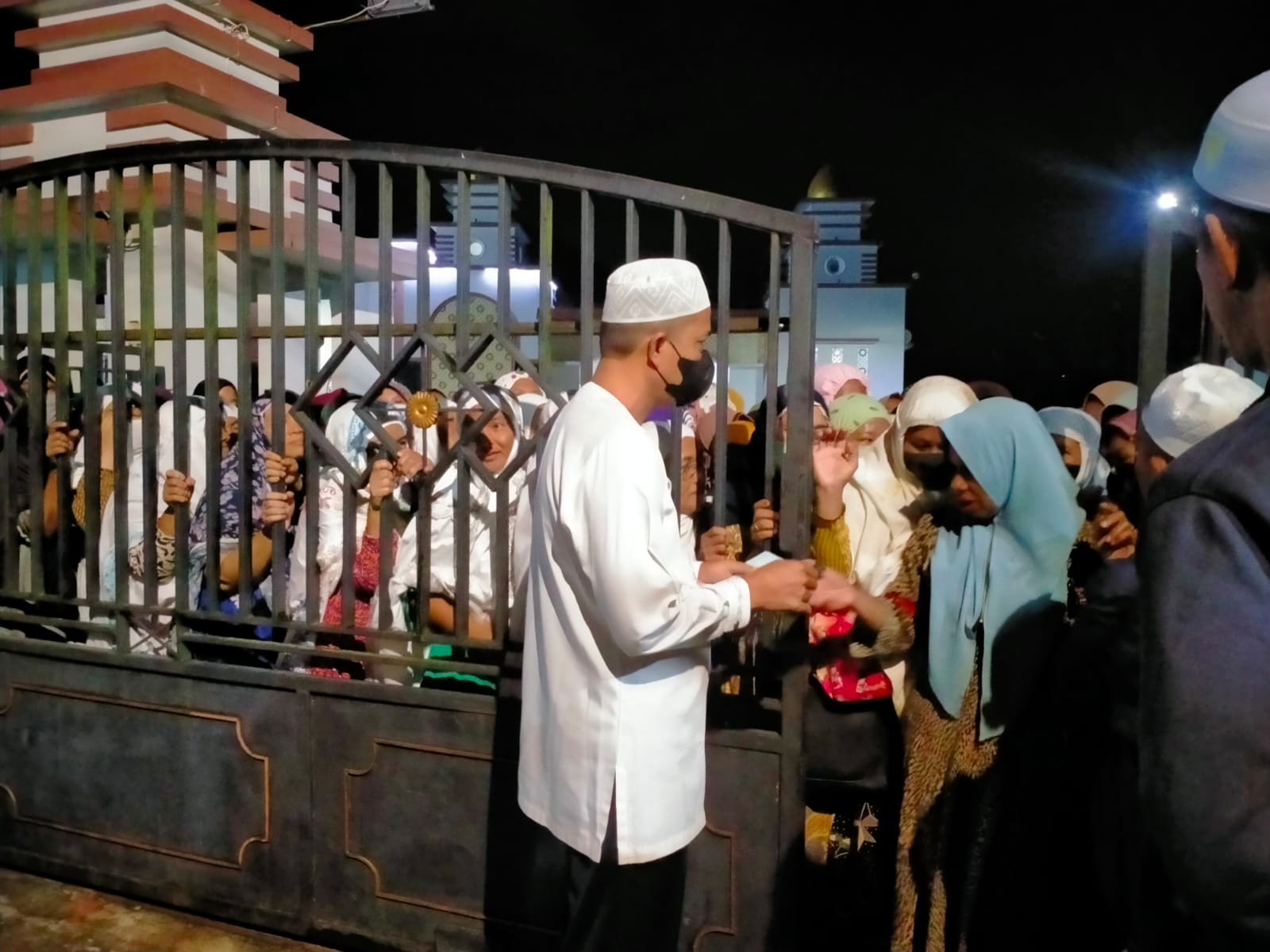 Melihat Jemaah Darul Azhar Nurrasalam, Ada yang Datang Sewa Becak dan Naik Motor