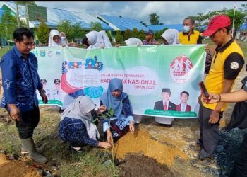 SMPN 2 Kusan Hilir Tanam Pohon Peringati HAN