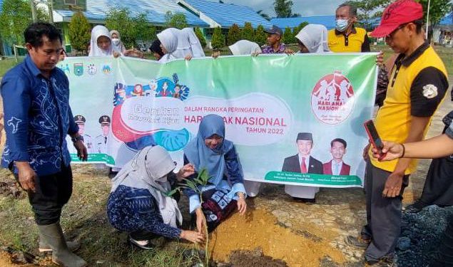 SMPN 2 Kusan Hilir Tanam Pohon Peringati HAN