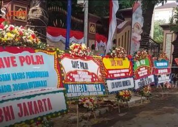 Karangan Bunga Duka yang ‘Terlambat’ untuk Brigadir Yoshua, Berjajar