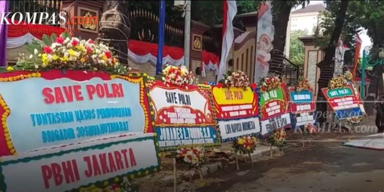 Karangan Bunga Duka yang ‘Terlambat’ untuk Brigadir Yoshua, Berjajar