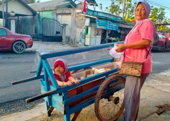 Keras Kehidupan, Acil Enor 25 Tahun Menjadi Penjual Kue Keliling