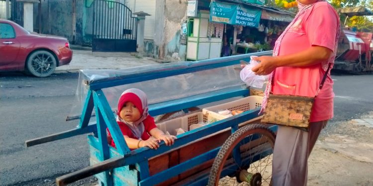 Keras Kehidupan, Acil Enor 25 Tahun Menjadi Penjual Kue Keliling