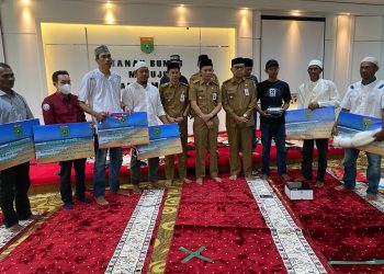 Sekda Ambo Sakka Serahkan Bantuan kepada KUB Nelayan