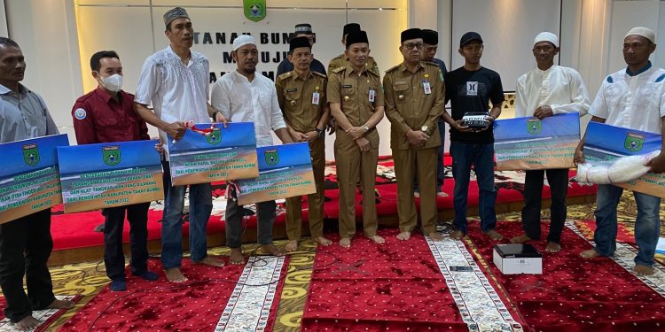 Sekda Ambo Sakka Serahkan Bantuan kepada KUB Nelayan