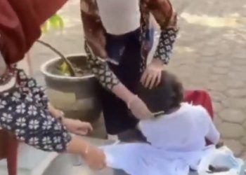 Viral Merindingnya, Dua Guru Ini Membersihkan Gumpalan Kutu Muridnya