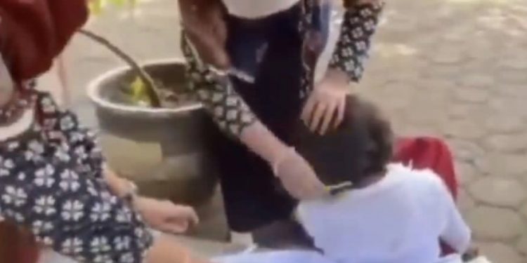 Viral Merindingnya, Dua Guru Ini Membersihkan Gumpalan Kutu Muridnya