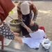 Viral Merindingnya, Dua Guru Ini Membersihkan Gumpalan Kutu Muridnya