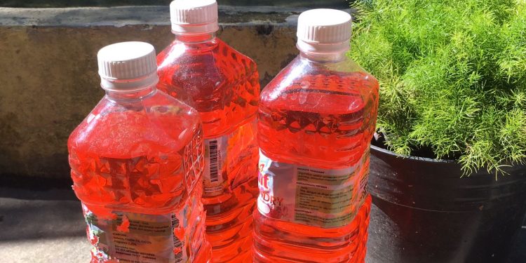 Penomena ‘Botol Sirup’ Merah di Banjarmasin, Benarkah Kiat Mengusir Kotoran Binatang?