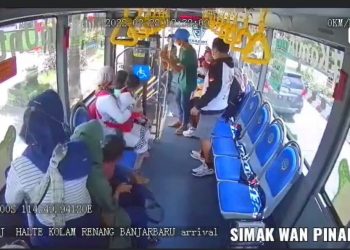 Untung Ada Pria Berkaos Hijau, Pemukulan Cewek Berjilbab di Bus Banjarbaru Terekam Video