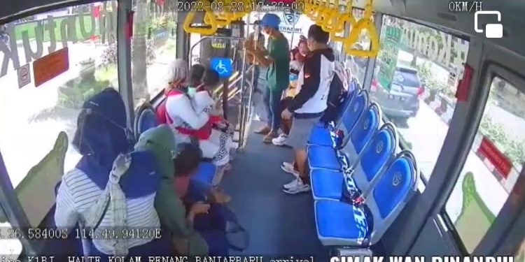 Untung Ada Pria Berkaos Hijau, Pemukulan Cewek Berjilbab di Bus Banjarbaru Terekam Video
