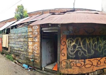 Di Balik Dinding Rumah Penuh ‘Tato’: Kami Kerap Tidur Duduk
