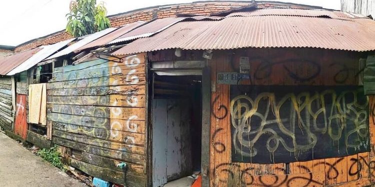 Di Balik Dinding Rumah Penuh ‘Tato’: Kami Kerap Tidur Duduk