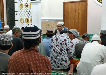Bupati Zairullah Sholat Subuh Berjamaah dengan Tukang Becak