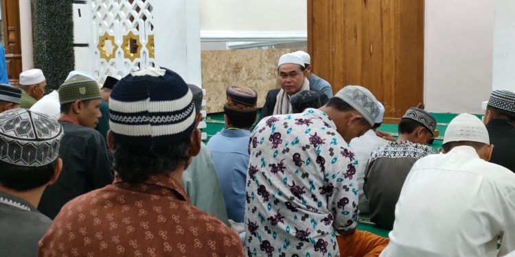 Bupati Zairullah Sholat Subuh Berjamaah dengan Tukang Becak