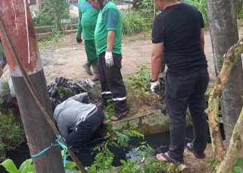 Dinas Perkimtan Tanah Bumbu dan Masyarakat Desa Hidayah Gotong Royong Bersihkan Drainase