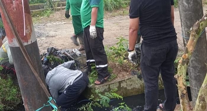Dinas Perkimtan Tanah Bumbu dan Masyarakat Desa Hidayah Gotong Royong Bersihkan Drainase