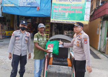 Kapolres Tanah Bumbu Bagikan Sembako kepada Masyarakat