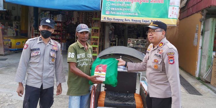 Kapolres Tanah Bumbu Bagikan Sembako kepada Masyarakat