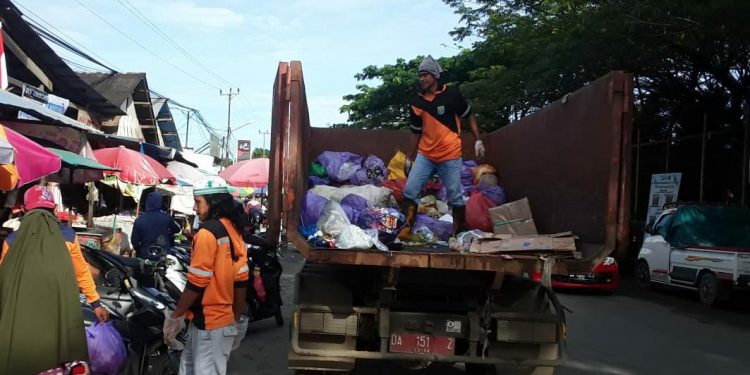 225 Petugas Dikerahkan Bersihkan Sampah Setiap Hari