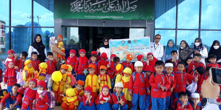 Puluhan Siswa Kelompok Bermain dan TK Al-Fath Kunjungi Perpustakaan Tanbu