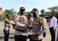 Kapolres Tanah Bumbu AKBP Tri Hambodo Serahkan Piagam Penghargaan kepada Personilnya yang Berprestasi