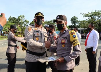Kapolres Tanah Bumbu AKBP Tri Hambodo Serahkan Piagam Penghargaan kepada Personilnya yang Berprestasi