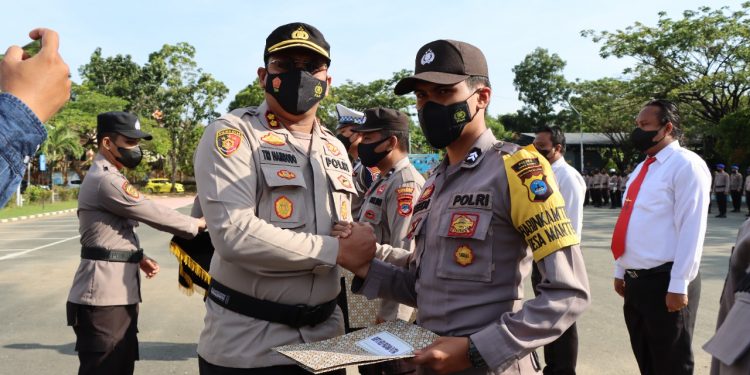 Kapolres Tanah Bumbu AKBP Tri Hambodo Serahkan Piagam Penghargaan kepada Personilnya yang Berprestasi