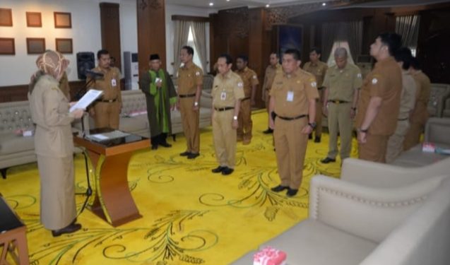 Melantik Pejabat Dirumah Dinas, Padahal Jabatan Bupati Batola Tinggal Satu Bulan