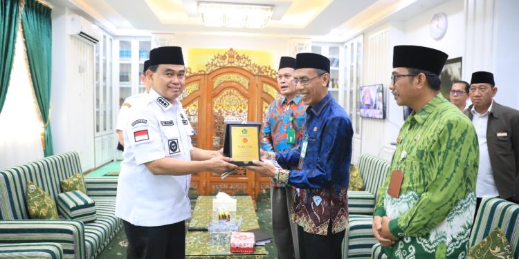 Berkontribusi Pada Pendidikan Agama Islam, Bupati Zairullah Terima Penghargaan Kemenag RI